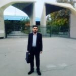 سیاوش سلطانی در مقابل سردر دانشگاه تهران